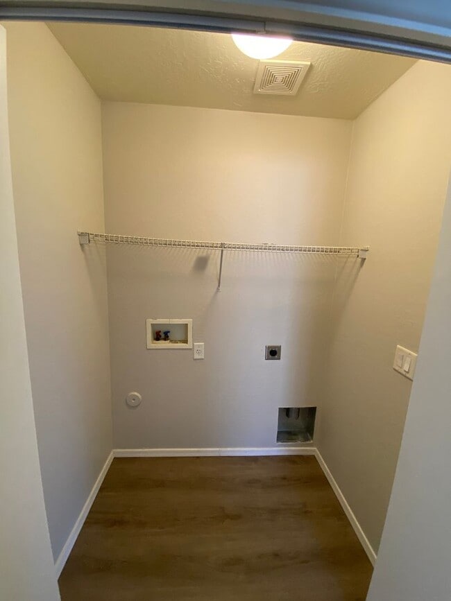 Building Photo - 4 Bedroom, 3 bath, two story with loft in ...