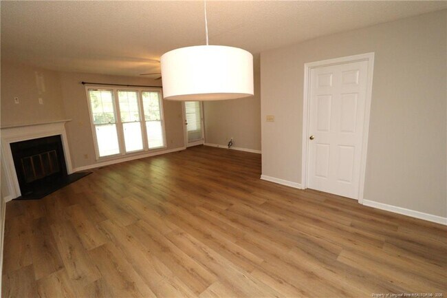 Building Photo - 118 Planetree Ln