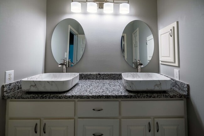 Building Photo - 4BR SFR • Walk-In Pantry • Fenced Yard in Coventry