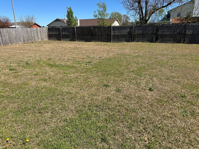 Building Photo - Awesome 4 Bedroom 2.5 Bath Home with Lots of space and a 2 Car Garage!