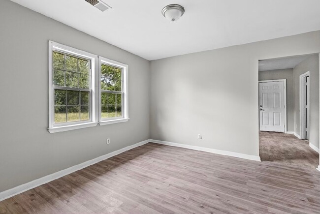 Building Photo - Stylish and Newly Renovated  3 Bedroom 1 B...