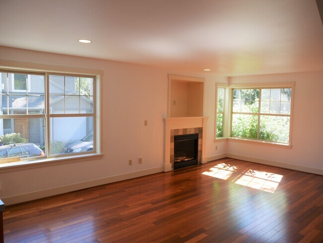 Building Photo - 4 Bedroom Townhouse Blocks from Seattle University