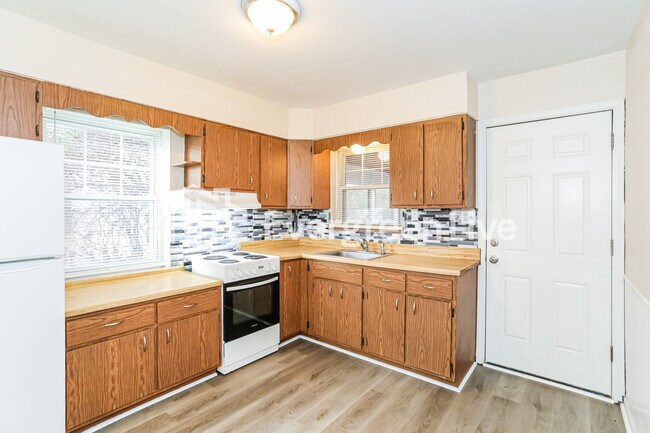 Building Photo - 3316 Robinet Dr