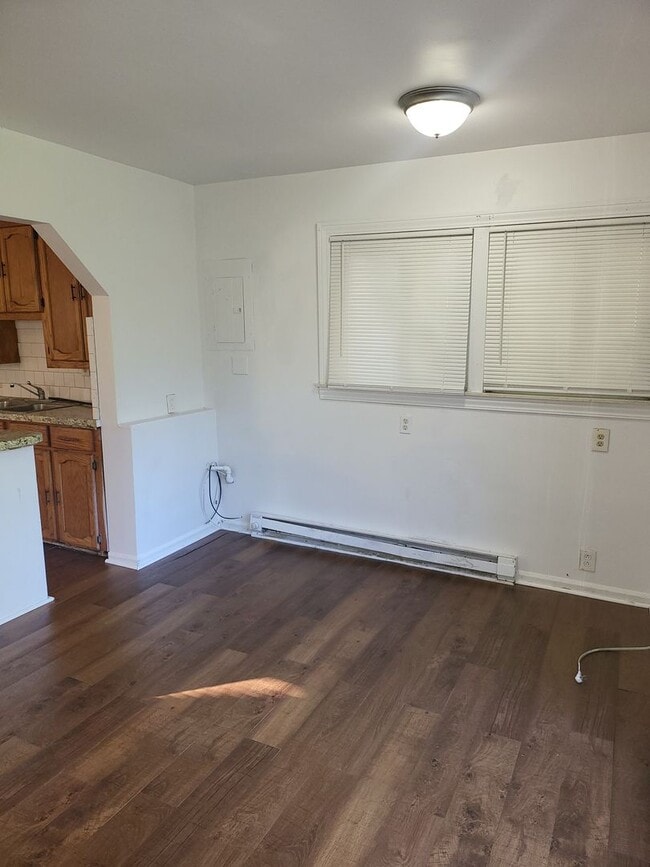 Building Photo - $1350 3 bedroom Eastpointe