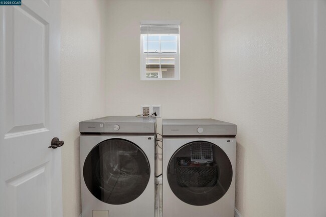 Building Photo - 351 Coolcrest Dr