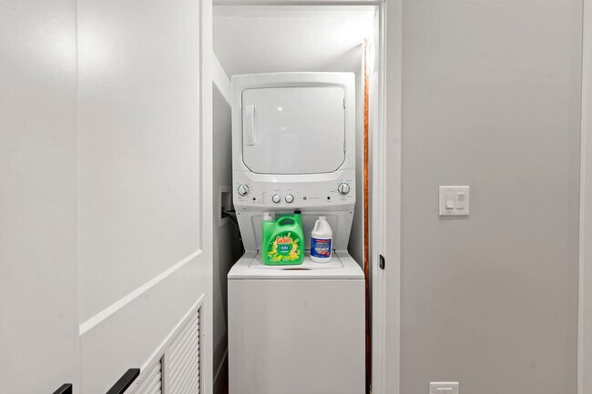 Building Photo - 6044 N Winthrop Ave