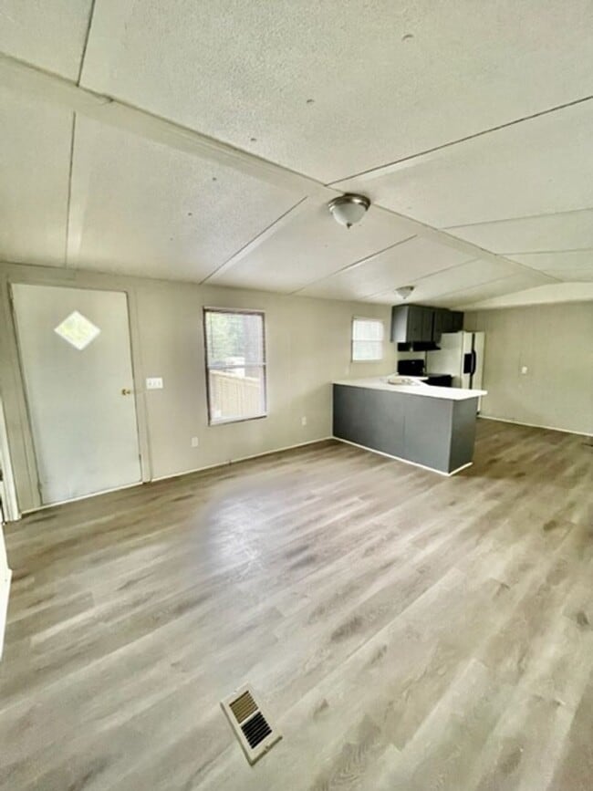 Building Photo - Adorable 3 bedroom 1.5 bath Mobile Home lo...