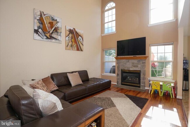 Building Photo - 201 White Pine Ct