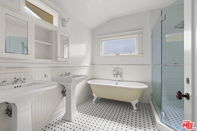 Building Photo - 813 Crestmoore Pl