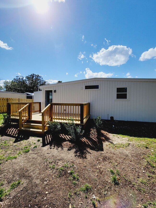 Building Photo - SUNSET PARK - Updated interior and fenced ...