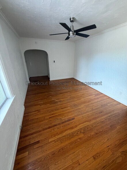 Interior Photo - 7334-40 Forsyth Blvd