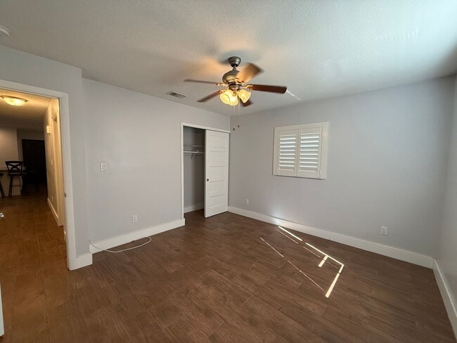 Building Photo - *****Amazing 3-bedroom, 2-bathroom, Carport, Single Family, Bungalow-style Home. Small Dog Friend...