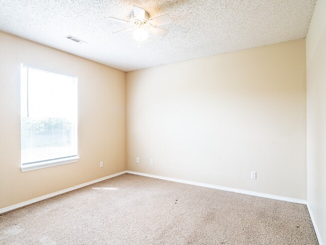 Building Photo - 306 Parkcrest Dr