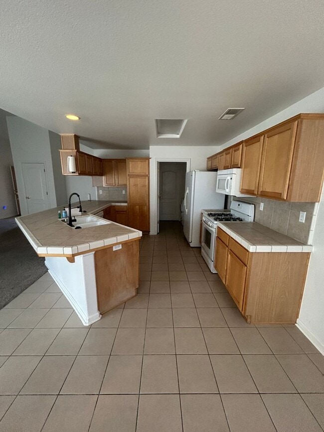 Building Photo - Open and Spacious in Northwest Hanford