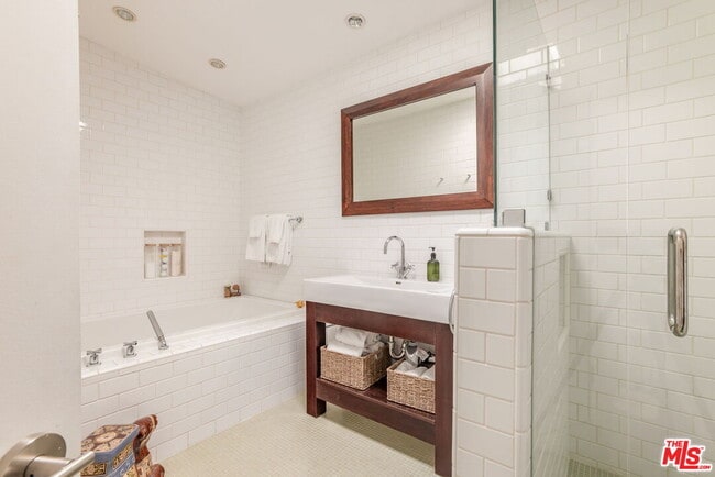 Building Photo - 1588 N Doheny Dr