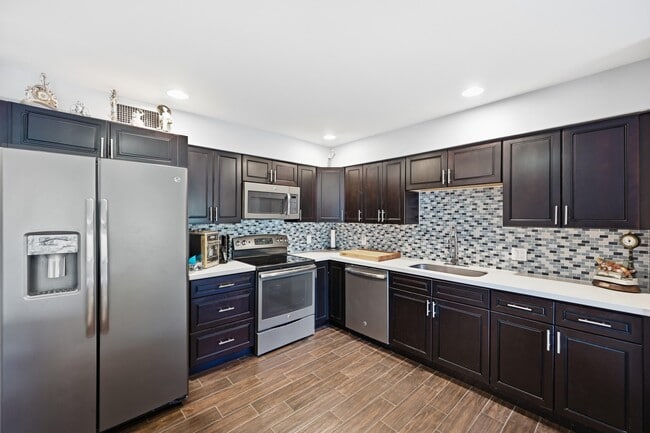 Building Photo - 5550 Coach House Cir