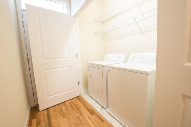 Building Photo - 966 Pink St