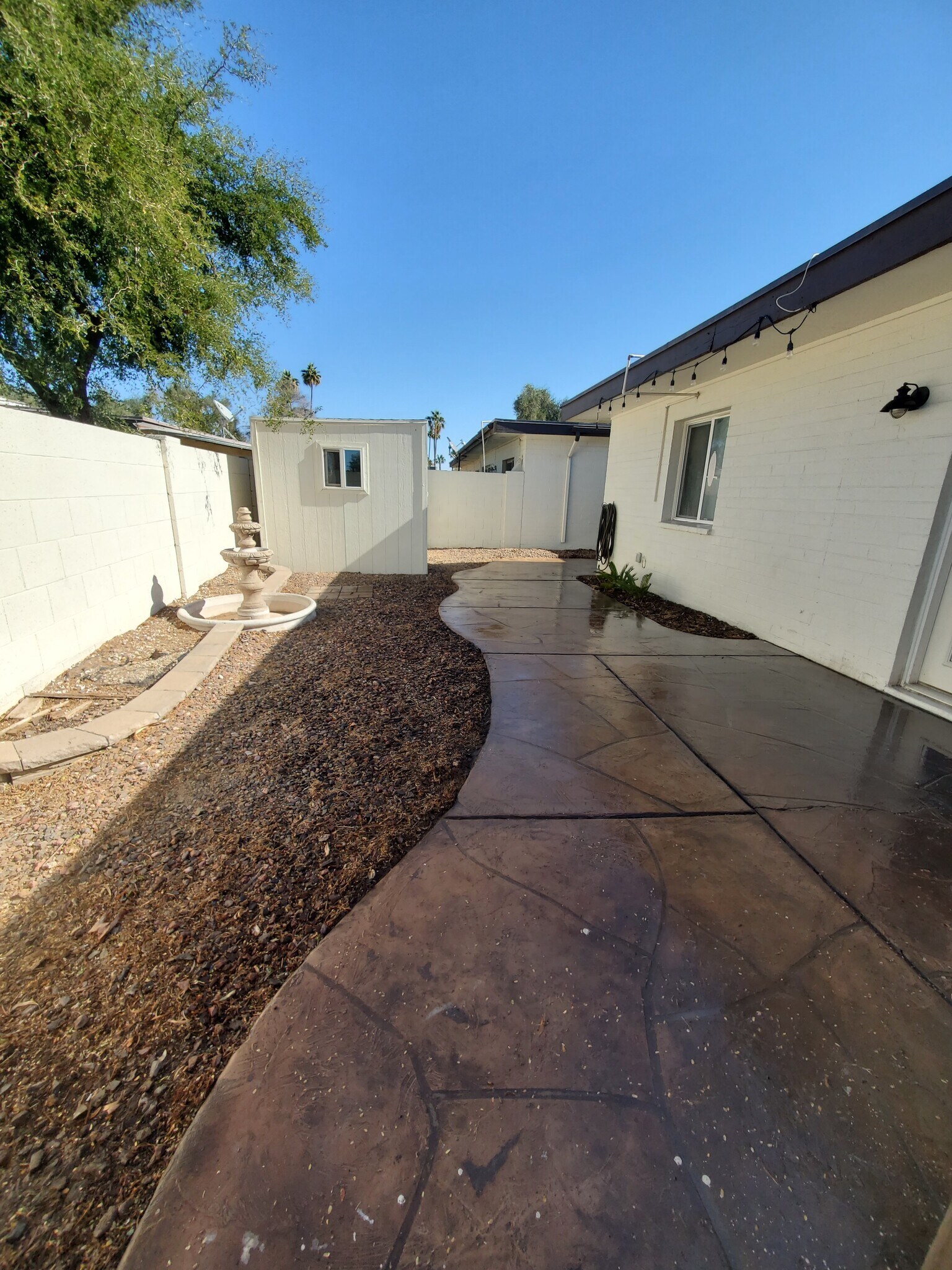 Building Photo - 2725 S Azalea Dr