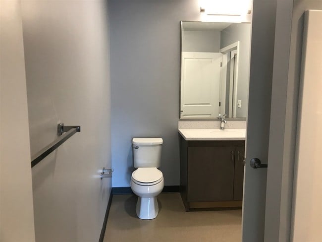 Building Photo - 10 E Ridge Dr