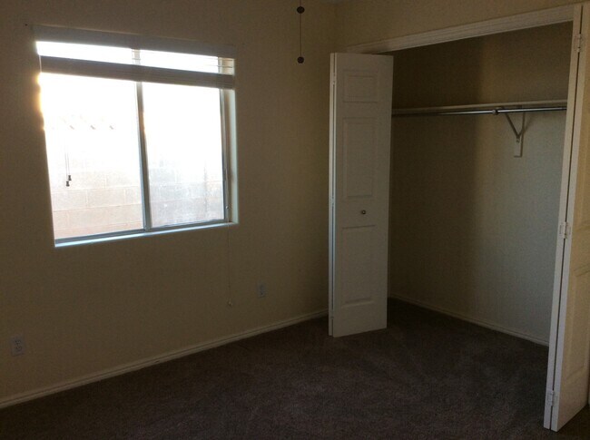 Building Photo - Charming 4 bedroom!