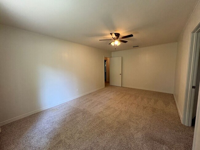 Building Photo - Beautiful 4 bedroom/1 bath with Central Air & Heat on Corner Lot