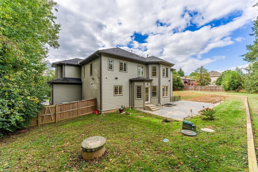 Building Photo - 829 Golden Arrow St