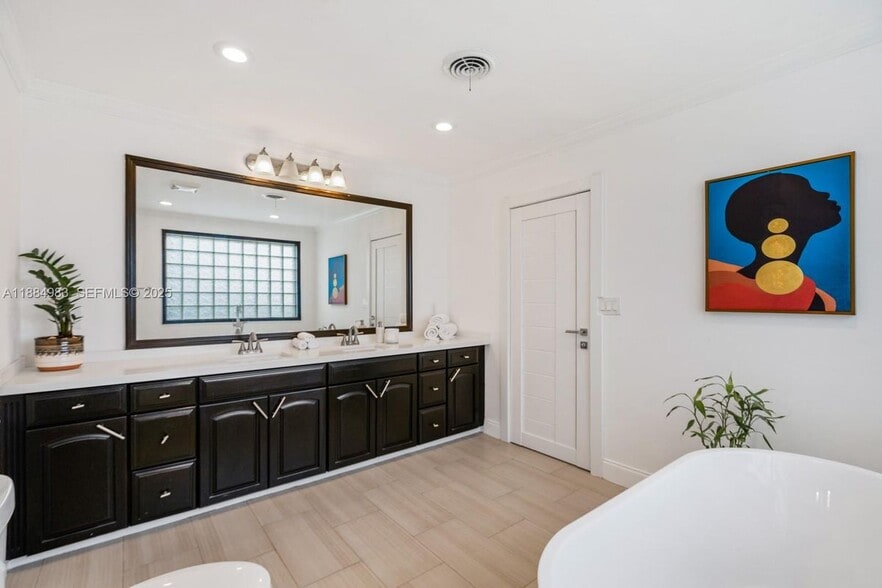 Building Photo - 2830 NE 56th Ct