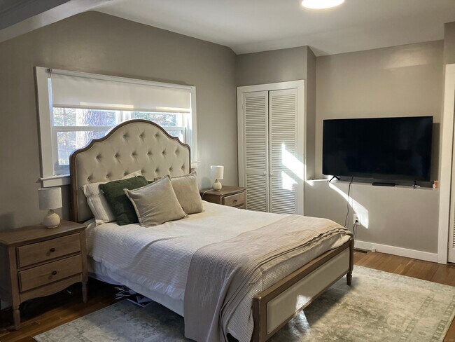 Building Photo - 211 New Canaan Rd