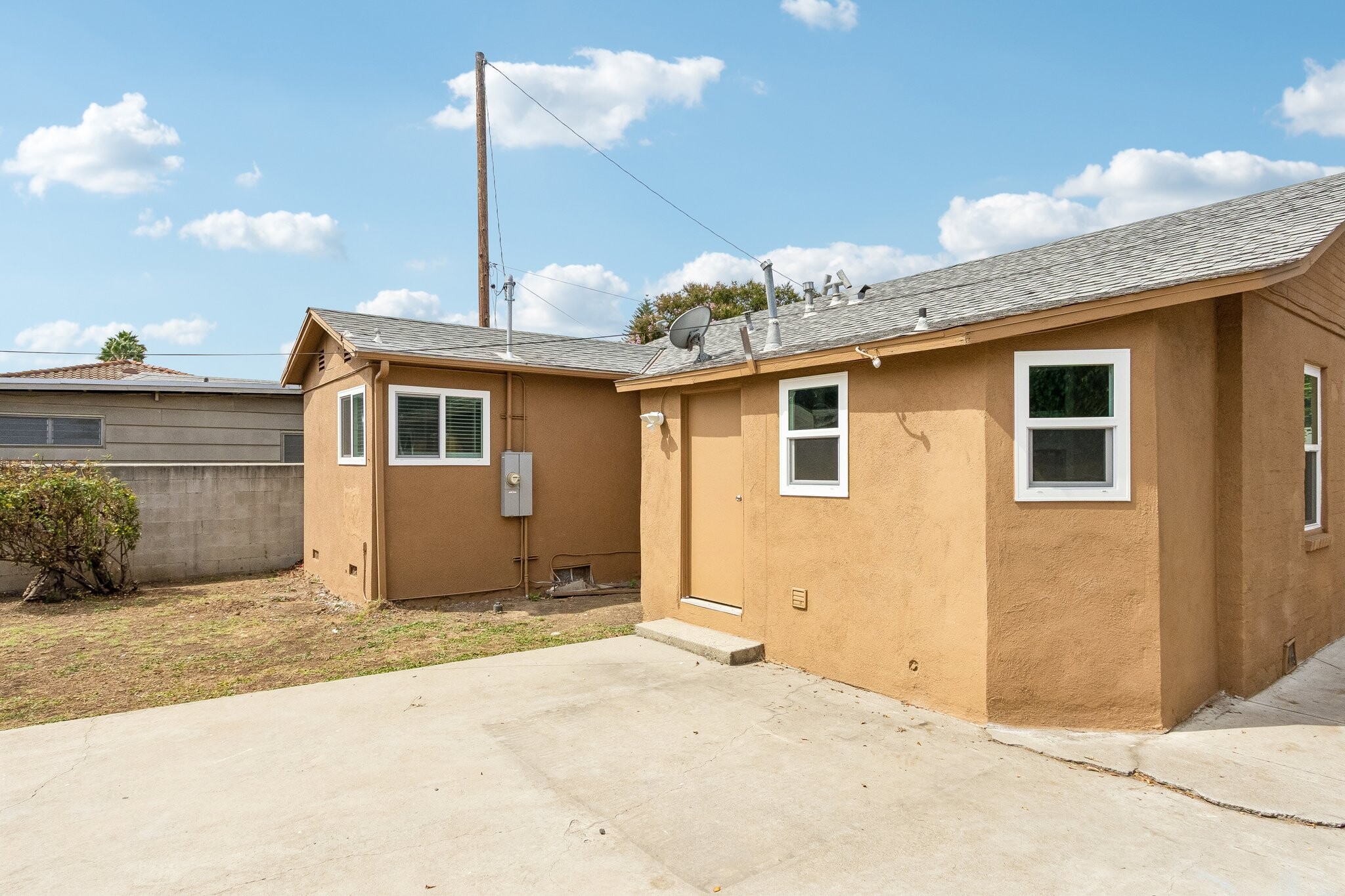 Building Photo - 5616 N Gladys Ave