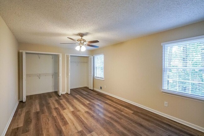 Building Photo - 317 E Claiborne Ct