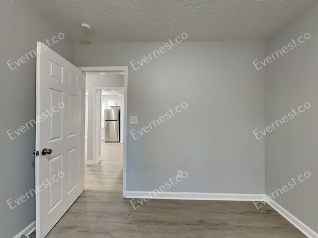 Building Photo - Charming 2BR Duplex with Modern Comfort an...