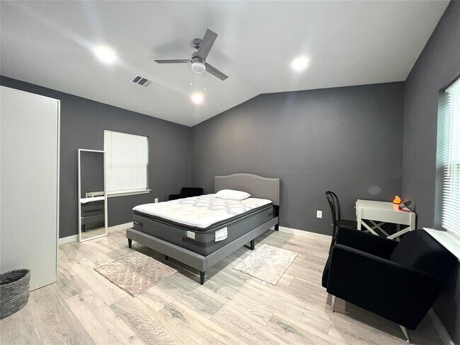Building Photo - 3500 Del Robles Dr