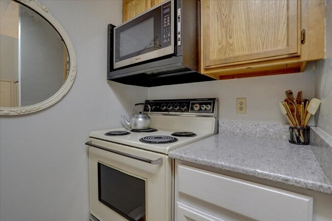 Building Photo - Top Floor FURNISHED 1 Bed/Office/Loft in P...