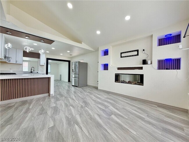 Building Photo - 6251 Desert Sun Dr