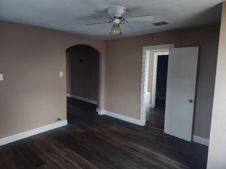 Building Photo - 817 E Houston St