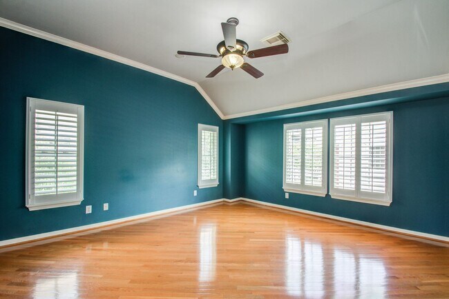 Building Photo - Stunning Three-Bedroom Townhouse Located i...