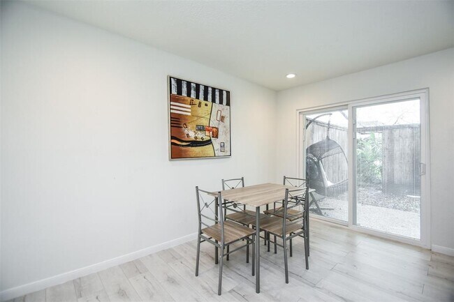 Building Photo - 5807 Beverly Hill St