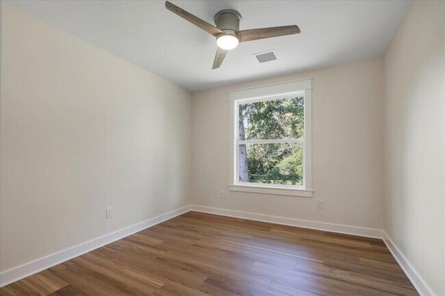 Building Photo - 1602 Carruthers St