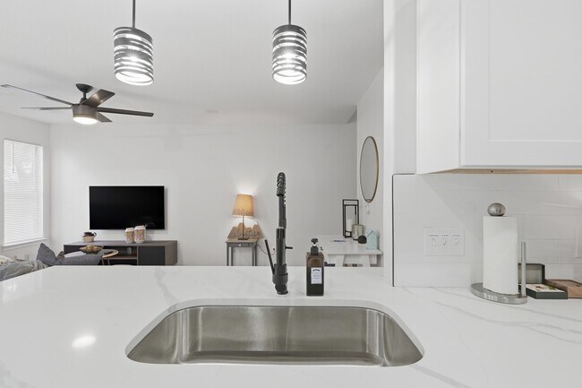 Building Photo - 4 bed with back yard in great East side location.