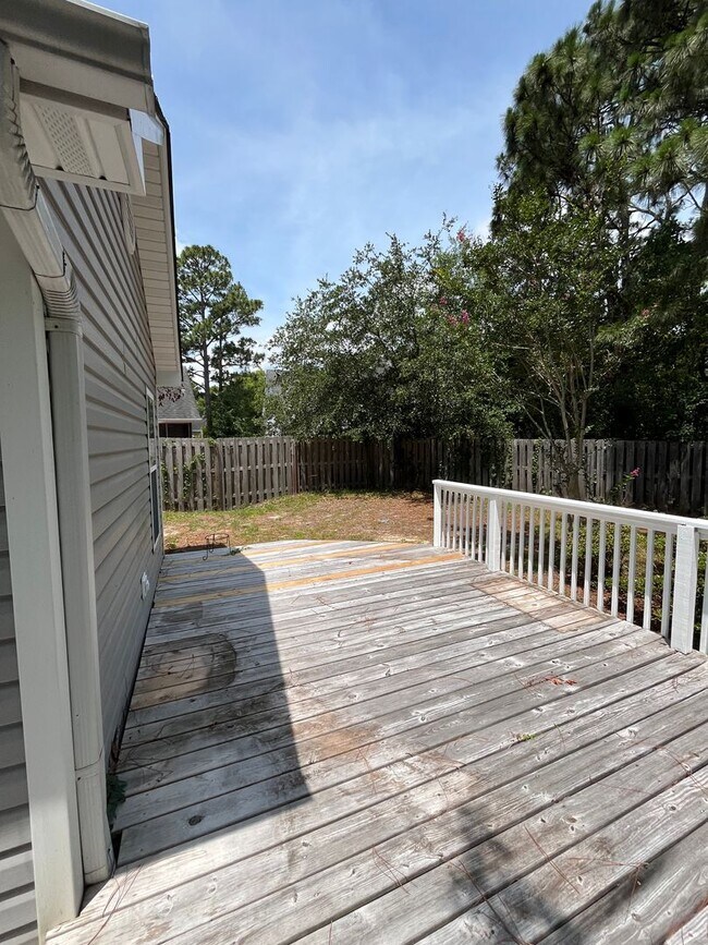 Building Photo - Discover this well-maintained 3-bedroom, 2-bath home in Wilmington, NC