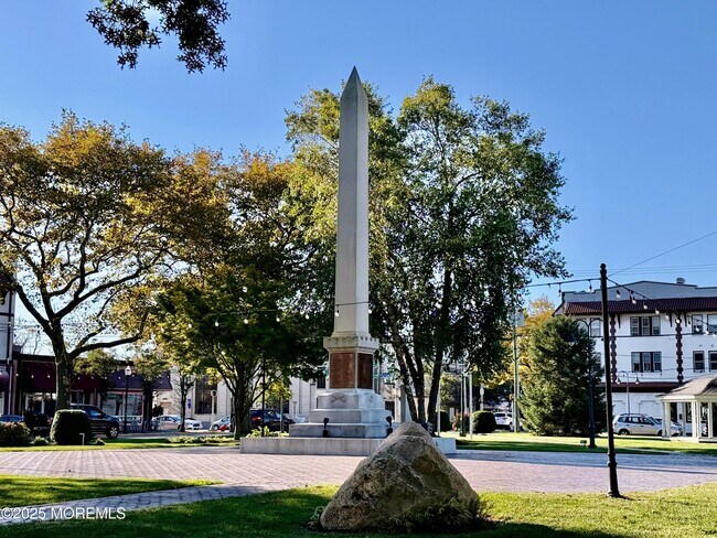 Building Photo - 2 Main St