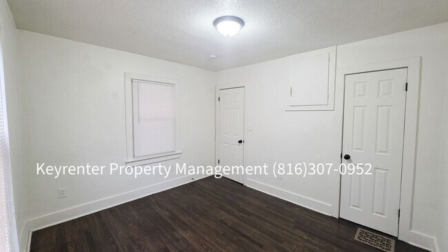 Building Photo - 1512 W College St
