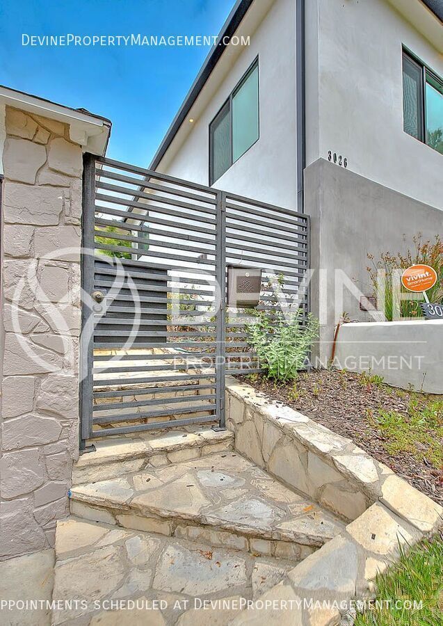 Building Photo - 3026 Greenfield Ave