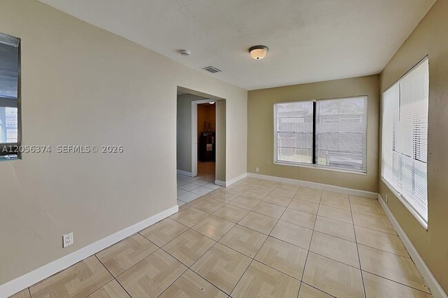 Building Photo - 2401 Jamaica Dr