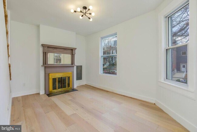 Building Photo - 745 Kenyon St NW