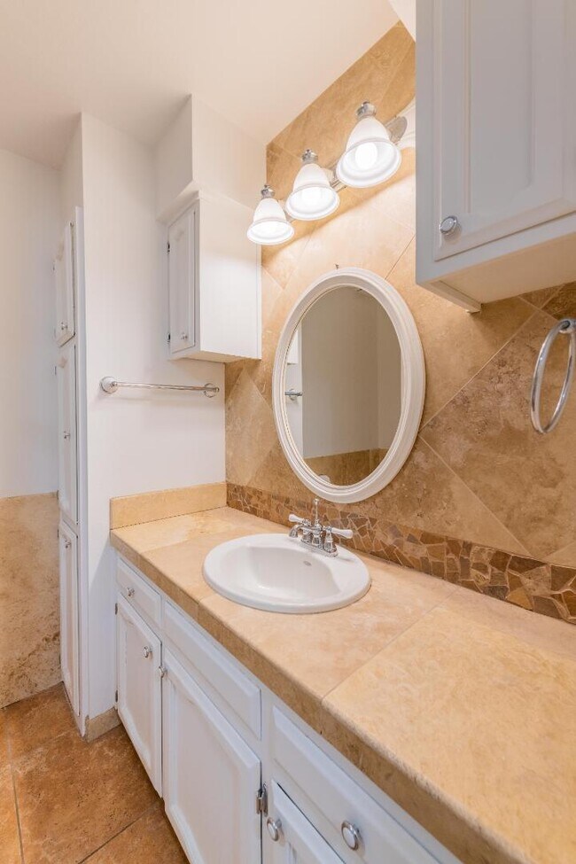 Building Photo - 7113 Welton Dr NE