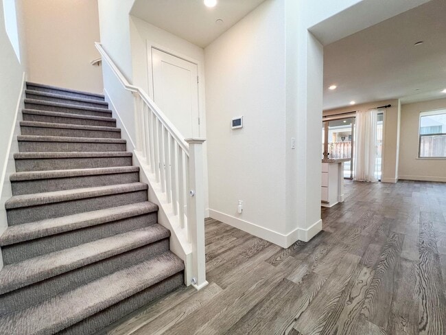 Building Photo - Newer Spacious 5 Bedroom Home Located in C...