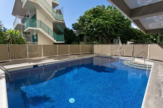 Building Photo - Waikiki 2 BD 1 Gated PRK w/ Washer/Dryer in Unit