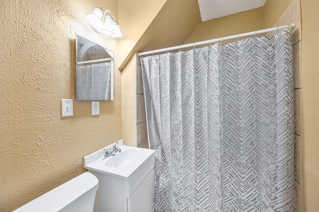 Building Photo - 744 Diamond Ave