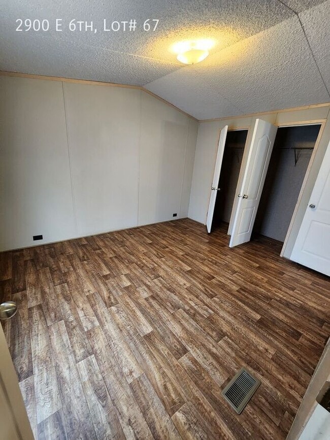 Building Photo - 2900 E 6th Ave